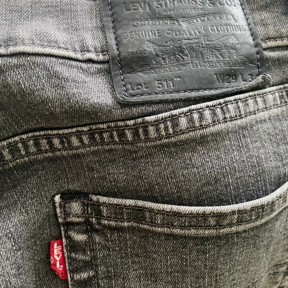 Low waisted Levis jeans. W29 L34, går självklart att sy in och lägga upp. Säljer då de inte kommit till användning. Jeans & Byxor.