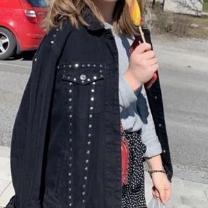 Jacka med nitar - Från mango, storlek xs men passar s också. Har ett litet hål på ryggen därav priset. Frakt 79kr