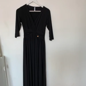 Balklänning Svart - Svart balklänning. Lång och går ned till fötterna på mig som är 167 cm lång. Stretchigt material. Skön men snygg. 