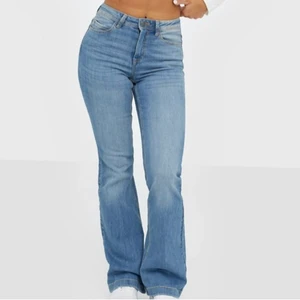 LÅGMIDJADE JEANS - Helt nya och oanvända, säljs pga att jag tog bort lappen och då inte kunde skicka tillbaka de. Lågmidjade och utsvängda. Storlek W30/L34 läng bud från 180kr