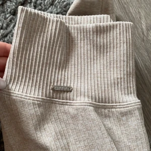 Aimn träningstights - Beige ribbed seamless tights från aimn, nypris är 599kr säljer för 280+frakt, Storlek M🤍🤍nyskick, aldrig använda