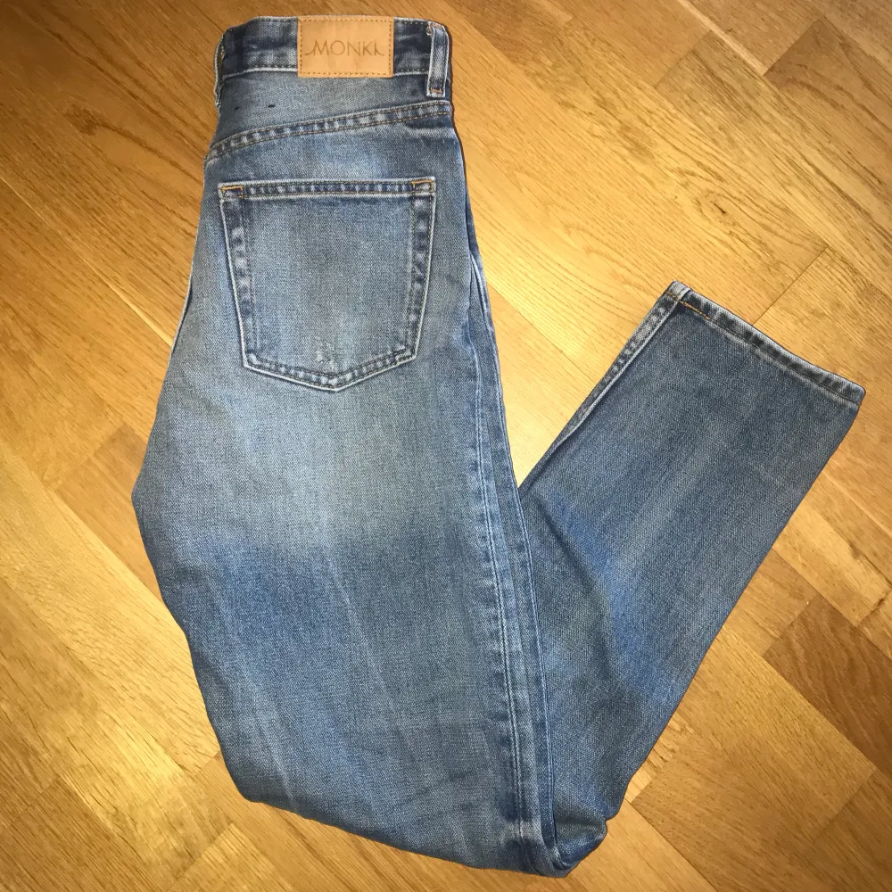 Jeans från Monki. Jag säljer dem för att dem  är för små. Jag har bara använt dem en gång. Dem är i storlek 32/xs. . Jeans & Byxor.