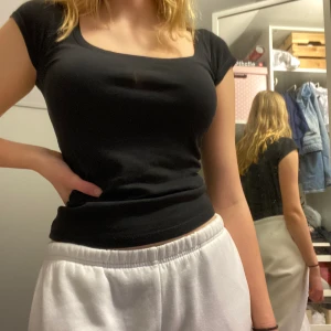 Svart topp - Denna har jag använt mycket men det märks inte! Inga fläckar eller slitningar, samt sitter den väldigt skönt. Älskar denna tröjan men har en i samma stil fast Ralph Lauren, därav säljer jag den. Väldigt snygg urringning som inte är för djup. 🤍