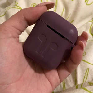 Skal till air pods  - Skalet är aldrig använt jätte bra skydd till dina air pods