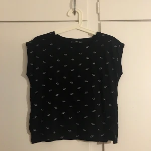 tshirt planeter - snygg kortärmad svart tshirt med planeter köpt på mango. inga defekter + inte mycket använd !! size: xs