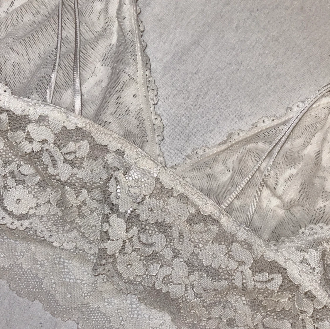 Vit bralette med fina mönster  - 90