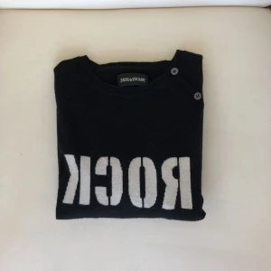  - En Zadig & Volitare, svart kashmir tröja. Bra skick! Säljs pga, växt ur.