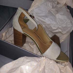 Superfina skor med klack, använda 1 gång storlek 39. Köpt för 800 kr från VAGABOND mitt pris är 300, jättebra kvalité i nyskick.