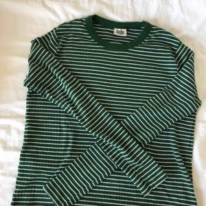  - Superskön och cool tröja från Weekday 🤩 Mjukt tyg, lätt ribbat och lite stretchig. Använd endast ett fåtal gånger! Kan mötas upp i Jönköping!