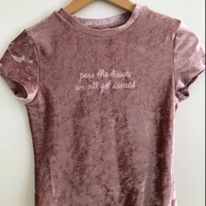  - Kortärmad tajt och stretchig topp i rosa krossad sammet. Broderad text på framsidan. Jätteskön och gullig. Passar även en S i storleken.