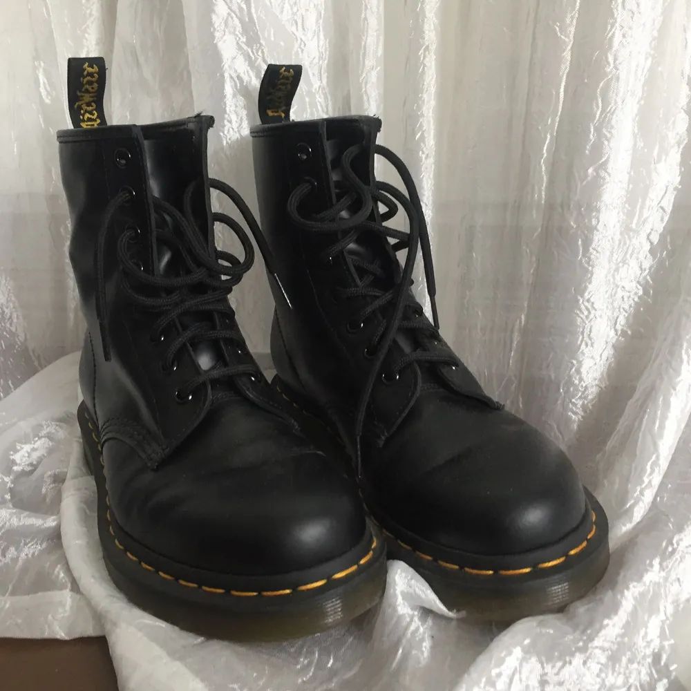 Säljer mina DR. Martens i storlek 38 pga förstora(har storlek 37) använda en gång, jätte fint skick.  . Skor.