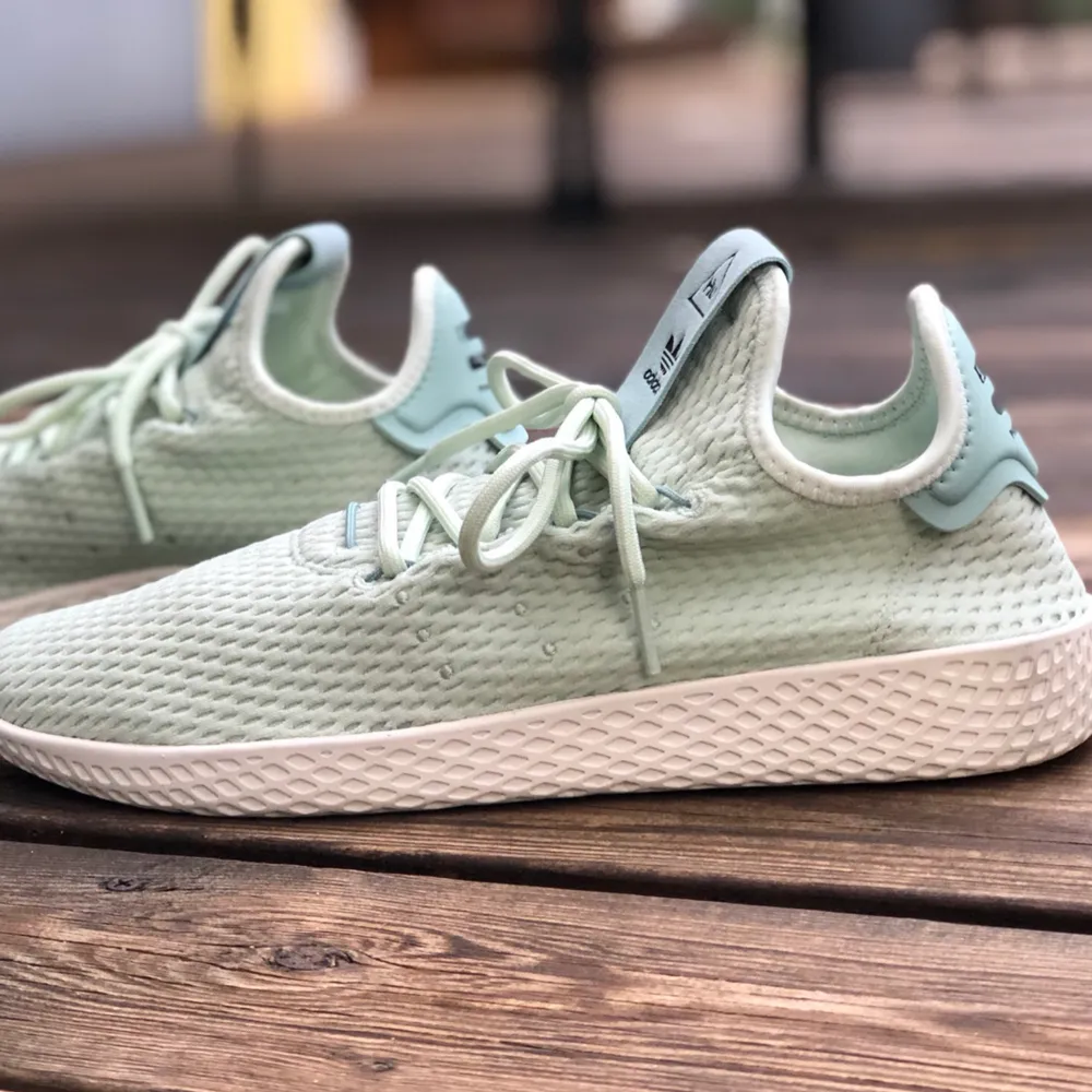 Skor från Adidas, Pharrell Williams Tennis Hu. Originalpris 999 kr, använda endast en gång. Betalning sker via swish, köparen står för eventuell fraktkostnad. Skor.