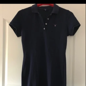  - Gant klänning, helt ny, halv lång. St 38/40. Stretch 