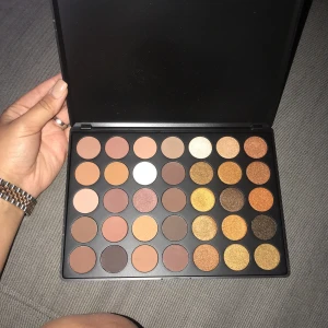  - Ögonskuggspallet. Ny pris 300 kr. Använd max 3 gånger. Som ny