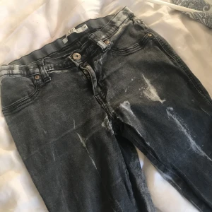  - Byxor strl M med gråa mönster