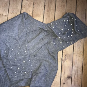  - Zara Hoodie med pärlor på luva och armar