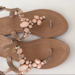  - Säljer dessa superfina sandaletter köpta i Köpenhamn! Strl 37.   Köparen står för frakten. Ca 70-80 kr. Finns i Sthlm.   Se mina andra annonser! Säljer likadana i svart och strl 38.  