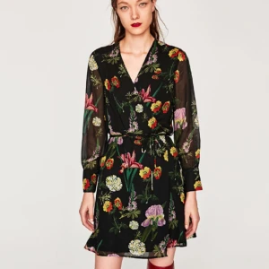  - Helt slutsåld blommig klänning (kimono, wrap) från Zara. Fint skick strl xs (passar nog en 36 också). Frakt 36kr 🌺🌱