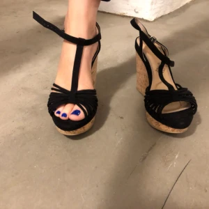  - Kilklackar från H&M som knappt är använda pga felköp i storlek. Perfekta nu till sommaren! Klackhöjd 12,5-4,5= 8 cm.