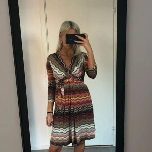  - Klänning från danska märket Ilse Jacobsen. Aldrig använd,  en present. Känns lyxig och tidlös. Material 95% viskos 5% elastan. Nypris: 1549:- 