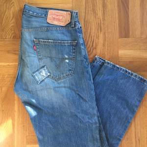 Har använt dessa som loosefit/boyfriend jeans!!  Ett par 501 äkta Levis i storlek W 34 L 30   Säljer för 150k plus frakt om du inte kan mötas upp i Centrala Stockholm, använder swish!!!!! 