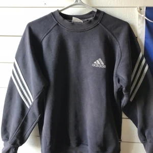  - Hej! Säljer denna gråa tjocktröja från Adidas i storlek S. Tyvärr använder jag den inte lika mycket som den borde göra. Kan mötas upp i Gävle eller frakta då köparen står för kostnaden! 🌸😝