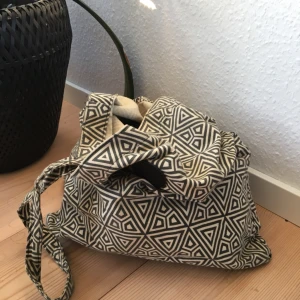  - Mönstrad tygväska från Don Donna, nypris 250 kr. Använd men fortfarande i perfekt skick