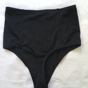 - Highwasted bikinitrosor. Svarta. Aldrig använda. Har ett par röda också.