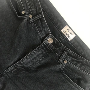  - Sparsamt använda Acne Jeans i modellen ROW USED NOIR 🖤 Säljes pga för små! Möts gärna upp i Stockholm 🙂 XS-S