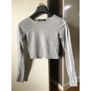  - Grå magtröja/crop top i storlek XS, väldigt bekväm då den är elastisk. Knappt använd så väldigt bra skick! Kan mötas upp i Stockholm eller skicka mot fraktkostnad.