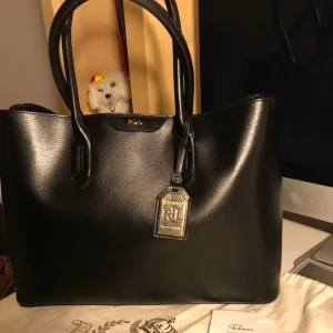  - Lauren Ralph Lauren Tate City Tote Black   Ralph Lauren tote Now I sell my Ralph Laurent City Tote bag in the color Black The bag was purchased a year ago. Is very sparingly used. The bag is in new condition. Together with Dustbag and receipt. 