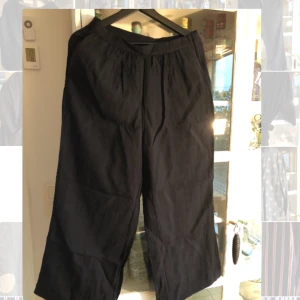  - Jättefina byxor med veck upptill och dragkedja på sidan. Lite använda.fraktar mot kostnad, har katt.