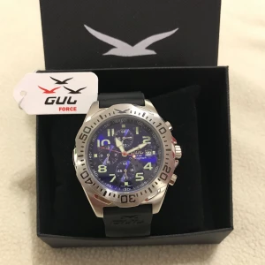  - NYTT!! Student Present Födelsedag en klockan med box  Säljer en GUL klockan av märket GUL. Klockor Nypris 1800kr  Accepterar avhämtning eller så skickas den med postnord eller schenker spårbar frakt.