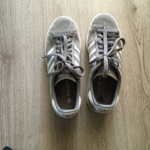  - Adidas Campus. Sparsamt använda. 🍎 kan mötas upp i Stockholm annars går frakten på 90 pjucks. 🔥