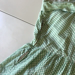  - Vintage klänning i bomull. Dragkedja på sidan och två osynliga fickor i fram. Swish eller kontant. Kan antingen upp i stockholm eller rosersberg/märsta, eller frakta. Köparen står för frakten. 