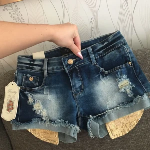  - Shorts med gulddetaljer