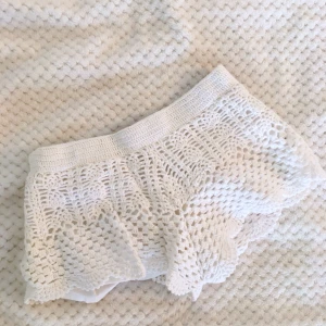 - Supersöta vita ”virkade” shorts från HM. Köpta 2011, storlek 34. 