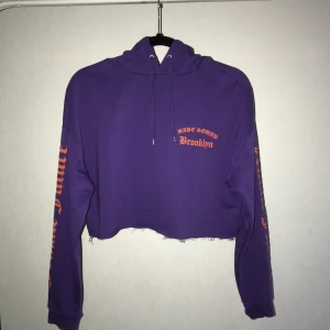  - Helt ny Crop hoodie i perfekt skick från h&m en gång provat! Passar en S-M