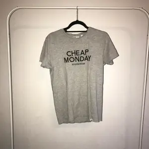 Cheap Monday T-shirt i bra skick