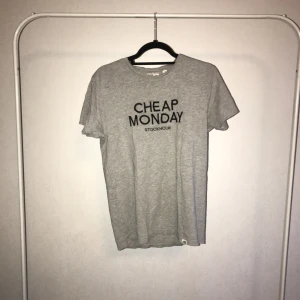  - Cheap Monday T-shirt i bra skick