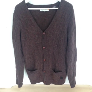  - Herr-kofta/cardigan i 100% lammull från Plectrum by Ben Sherman. Stickad med fina knappar. Storlek L.  Handtvättas eller ullprogram på tvättmaskinen. Fint skick!