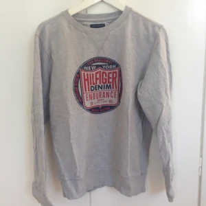 - Tjocktröja från Tommy Hilfiger. Jätteskön och mjuk i materialet. Storlek 14, vilket motsvarar strl 42 i europeiska storlekar. Fint skick.