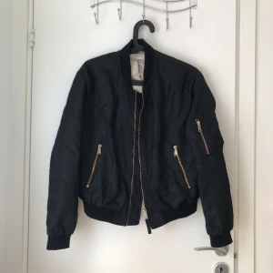  - Fin bomberjacka som passar nästan allt. Väldigt bekväm och lätt, kan användas alla säsonger. Köpt från Zara för 399 kr. 
