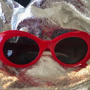  - Kurt Cobain inspirerade glasögon. Sprillans nya och så snygga till sommaren! Jag står för frakten!😍😭
