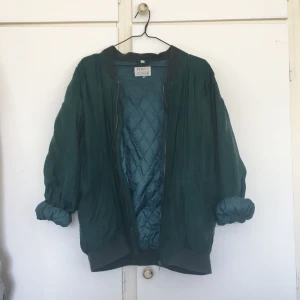 - Grön/turkos oversize vintagejacka. Bomber. XL. 150:- frakt ingår. Kan mötas upp i Sthlm.