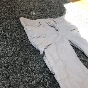  - Beiga byxor från Gina. Passa storlek 36