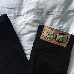 Svarta högmidjade jeans köpta från weekday! Sitter ganska tajt och har två hål vid knäna✨ snygga!!! Köparen står för frakt🌸