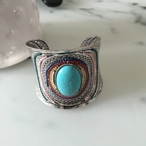  - Säljer ett oanvänt armband med små stenar som dekoration samt en stor sten i mitten. Frakten går på 30kr