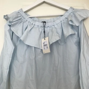  - Off-shoulder blus, prislapp kvar!  Köparen står för önskad frakt 