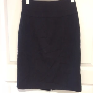  - Mörkgrå pennkjol från hm. Stl 34. Sprund baktill. Bra använt skick.   Garderobsrensning, se mina övriga annonser. Möjlighet till samfrakt.   Köparen står för frakt. Ansvarar ej för postens ev slarv.